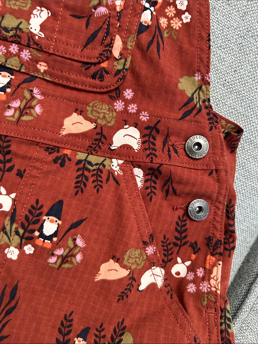 Duluth Trading Co. Gnomes Bunnies Chickens Heirloom Gardening Bib Short Overalls - Picture 15 of 15